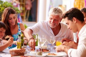 comiendo-en-familia