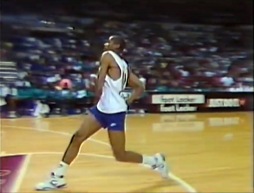 Mike Conley mate desde línea de personal