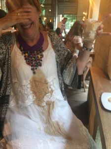 cecilia-despues-de-tirarse-el-cafe