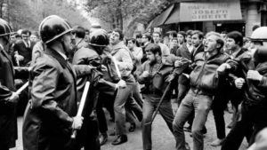 gendarmes-y-manifestantes-en-el-mayo-frances-foto-afp-jacques-marie