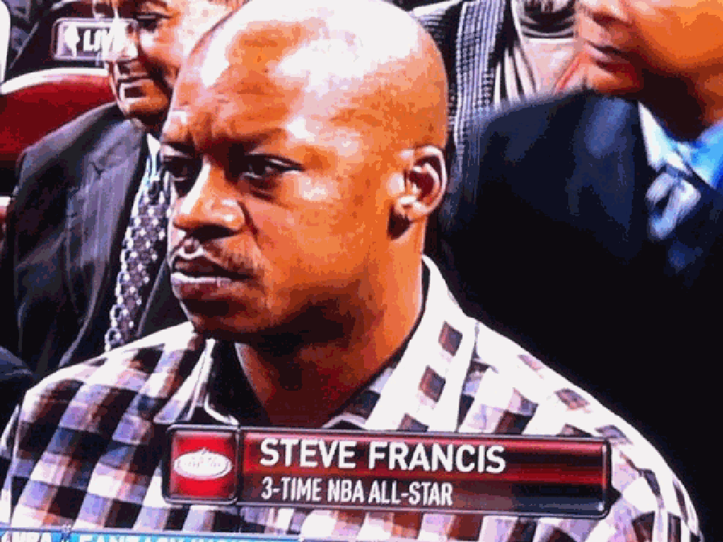 Steve Francis viendo un partido de la NBA