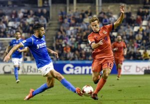 GRA083. LLEIDA. 26/10/2017.- El centrocampista de la Real Sociedad Sergio Canales (d) lucha el balón con un jugador del Lleida, durante el partido de ida de dieciseisavos de final de la Copa del Rey que se juega esta noche en el Camp D´Esports, en Lleida. EFE/ADRIA ROPERO