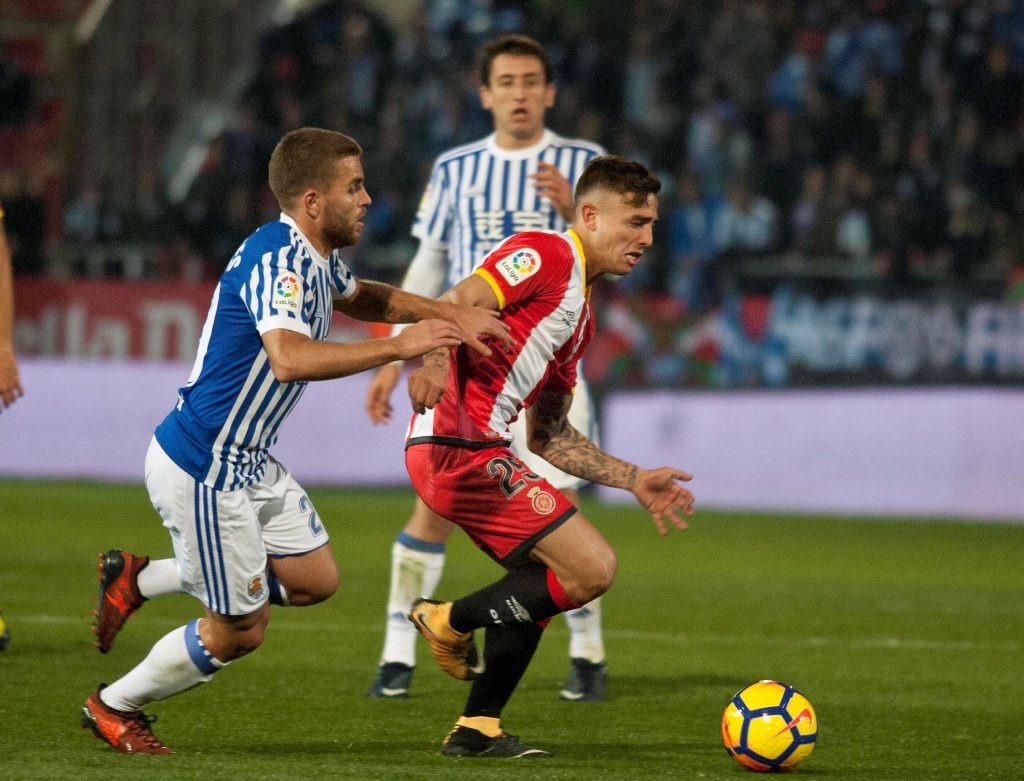 GRAF1037. GIRONA, 17/11/2017.- El defensa del Girona Maffeo (i) trata de escapar del francés Rodrigues, de la Real Sociedad, durante el partido de Liga en Primera División disputado esta noche en el estadio municipal de Montilivi. EFE/Robin Townsend