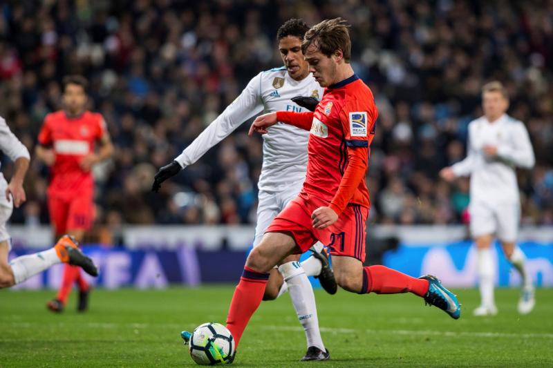 Bautista disputa un balón ante Varane. EFE
