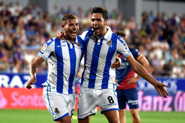 GRAF8885. HUESCA, 21/09/2018.- El centrocampista de la Real Sociedad Merino (d) celebra tras marcar ante el Huesca, durante el partido de la quinta jornada de Liga en Primera División que se disputa esta noche en el estadio de El Alcoraz. EFE/Javier Blasco