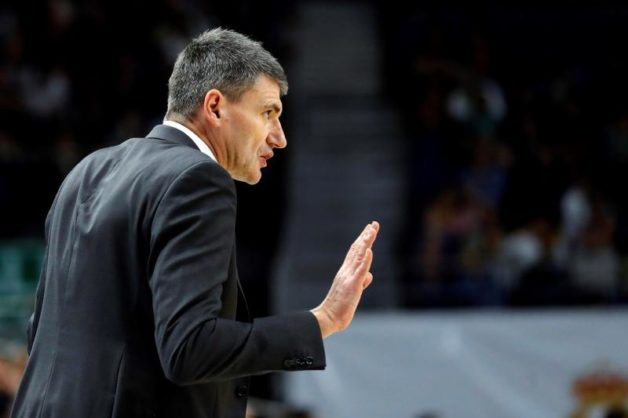 GRAF5205. MADRID, 10/02/2019.- El entrenador del Baskonia, el croata Velimir Perasovic, durante el partido ante el Real Madrid de la jornada 20ª de Liga ACB que se juega esta tarde en el Wizink Center de Madrid. EFE/Juanjo Martin
