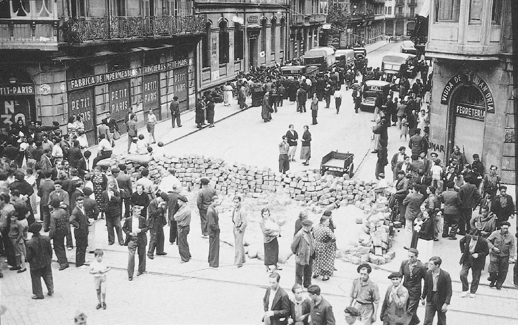 La calle Larramendi tras terminarse la batalla por San Sebastián. Kutxateka. 