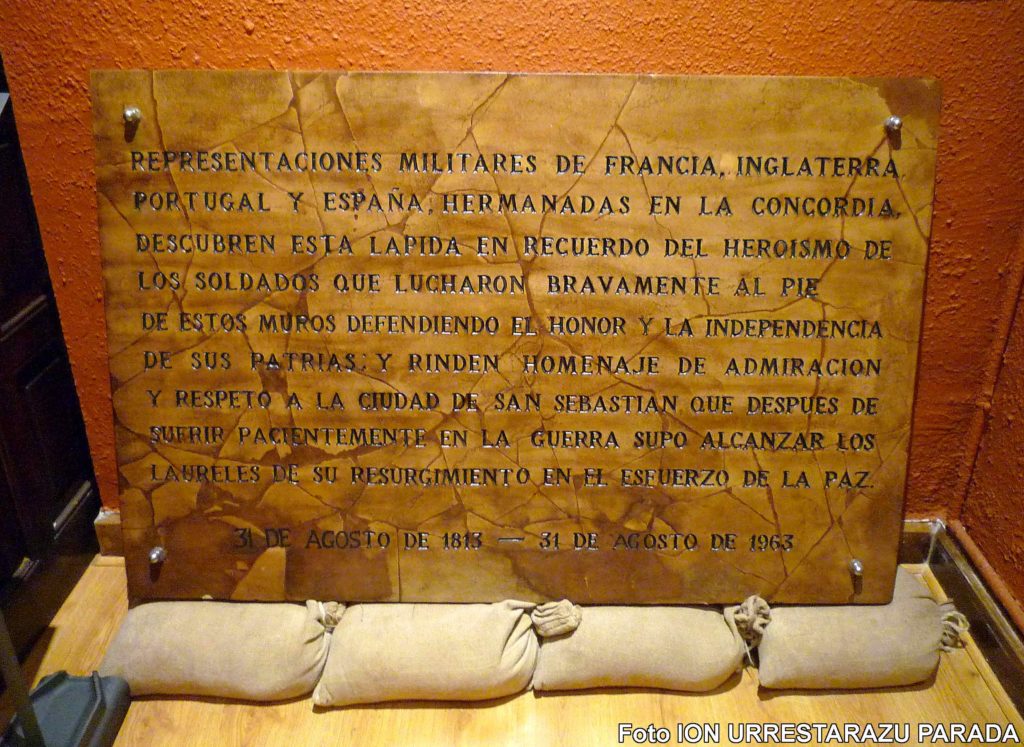 La placa de Urgull, restaruada. Foto Ion Urrestarazu.