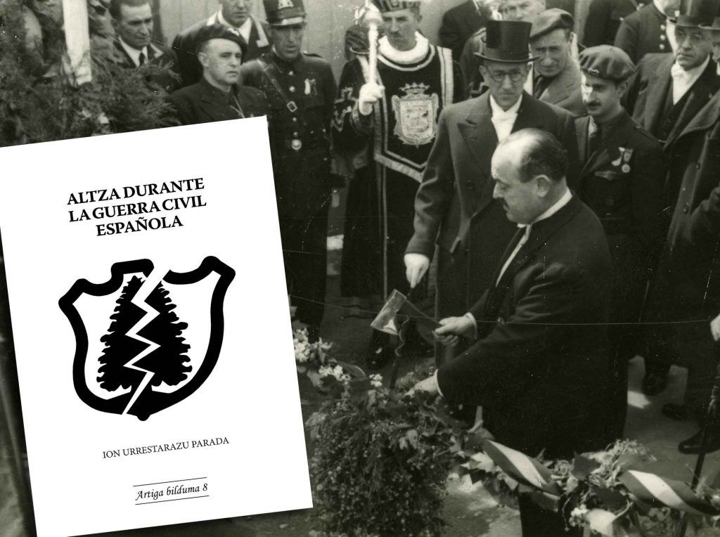El alcalde donostiarra Paguaga dando el "hachazo" final a la Villa de Alza. Kutxateka.