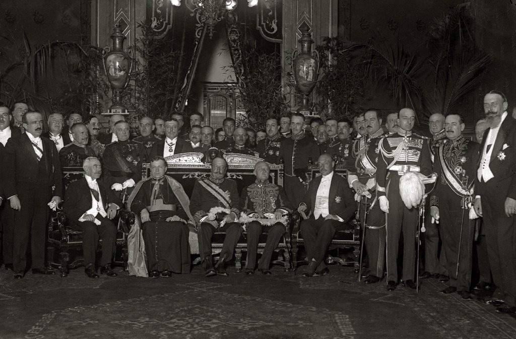 Los delegados y otras autoridades, posando en la Diputación. Kutxateka.