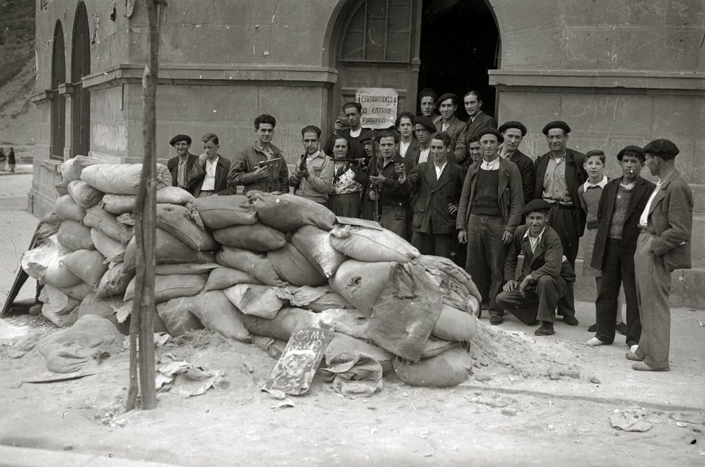 Milicianos anarquistas, posando ante el colegio de los claretianos. Kutxateka.
