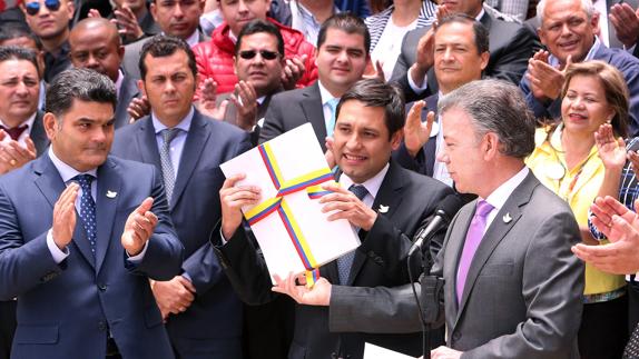 El presidente Juan Manuel Santos entrega al líder del Congreso de Colombia el texto definitivo del acuerdo de paz con las FARC. EFE